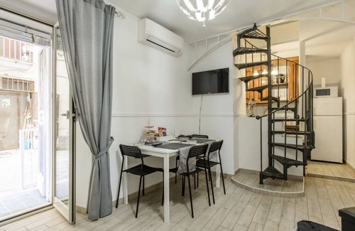 Quartieri Spagnoli Casa | La casa está ubicada en el corazón de Nápoles, cerca de via Toledo y Chiaia.