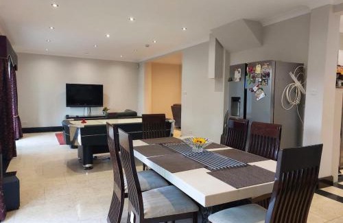 Ealing Common Apartamento | The house of Asha and Sunny