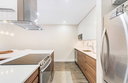 Lower Lonsdale Condominio | Minimalista moderno con impresionantes vistas