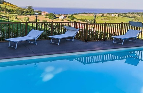 Capodarco Cabaña | La casa de Carla Country House Piscina y WI-FI gratuito MONOLOCALE 3 km. el MAR