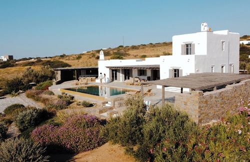 Drios Casa | Villa de lujo de 350m2, frente al mar, con dos piscinas.