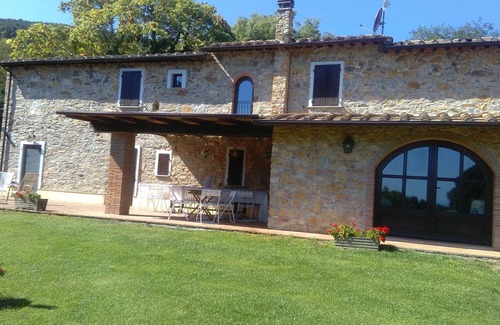 Buti Casa | La casa de los recuerdos: casa de campo con piscina, campo de olivos, viñedos y frutales