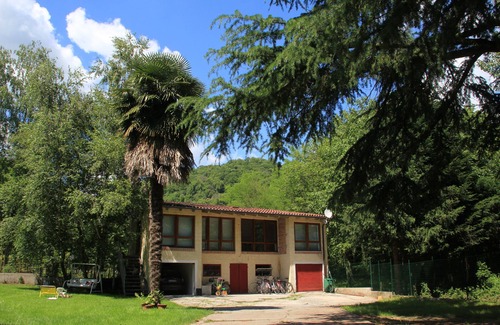 Fanna Casa | La casa de los cedros: establo reformado con jardín en Fanna (Pn)