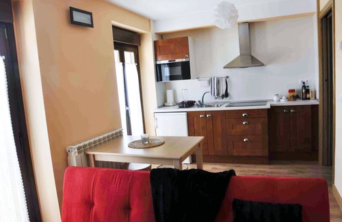 Acedo Apartamento | LA CASA DEL REBOTE. Estudio CALBOTE: Cama 135cm, baño y salón-cocina.