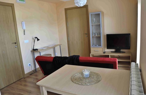 Acedo Apartamento | LA CASA DEL REBOTE. Estudio CALBOTE: Cama 135cm, baño y salón-cocina.