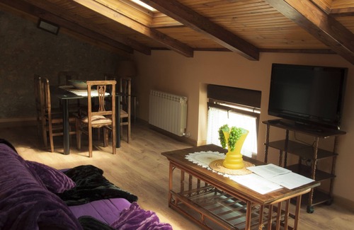 Acedo Apartamento | LA CASA DEL REBOTE. Saballao: 2 pers. 1dorm. cama 135X190cm, salón-cocina y baño