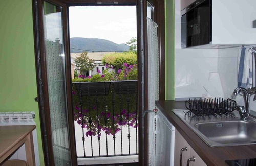 Acedo Apartamento | LA CASA DEL REBOTE. Estudio MATACÁN: Dorm. cama doble 135cm, baño y salón-cocina