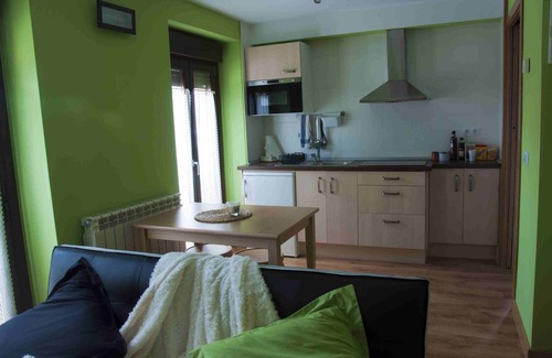 Acedo Apartamento | LA CASA DEL REBOTE. Estudio MATACÁN: Dorm. cama doble 135cm, baño y salón-cocina