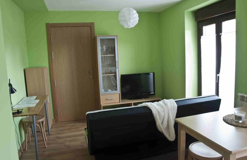 Acedo Apartamento | LA CASA DEL REBOTE. Estudio MATACÁN: Dorm. cama doble 135cm, baño y salón-cocina