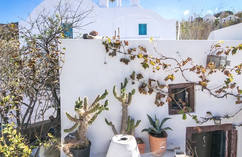Finikia Casa | La casa de los pájaros cantores. Romántico estudio tradicional con bonitas vistas al mar.