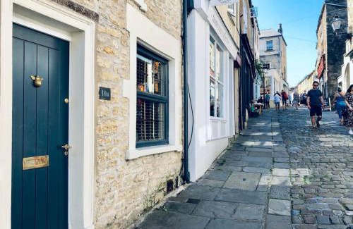 Frome Casa | The House on the Hill