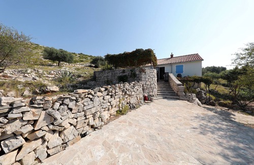 Island Dugi Otok Casa | La casa en la isla Sit está rodeada de hermosa naturaleza.
