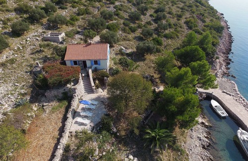 Island Dugi Otok Casa | La casa en la isla Sit está rodeada de hermosa naturaleza.