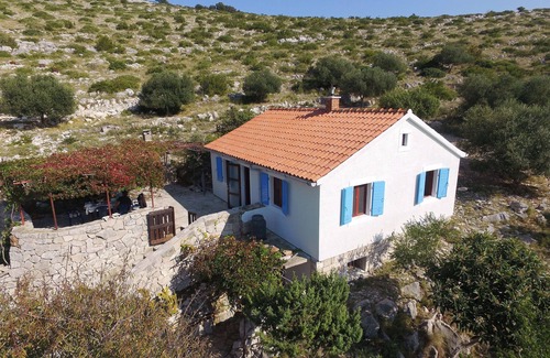 Island Dugi Otok Casa | La casa en la isla Sit está rodeada de hermosa naturaleza.