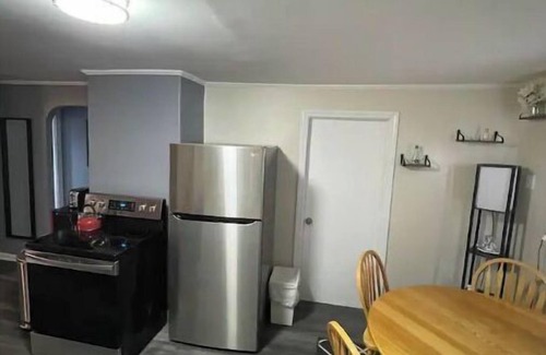 Pawtucket Apartamento | The house with the green roof. It’s a Home away from home