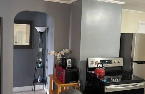 Pawtucket Apartamento | The house with the green roof. It’s a Home away from home