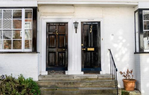 Rye Cama Y Desayuno | The House with Two Front Doors