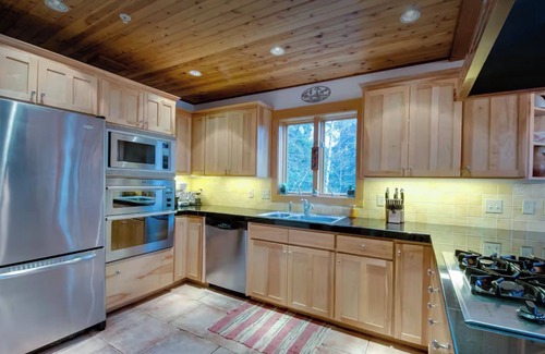 Welches Chalet De Esquí | The Huckleberry Chalet, a private Mt. Hood retreat within a forested wonderland