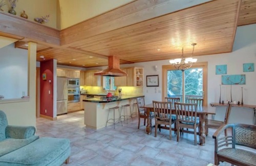 Welches Chalet De Esquí | The Huckleberry Chalet, a private Mt. Hood retreat within a forested wonderland