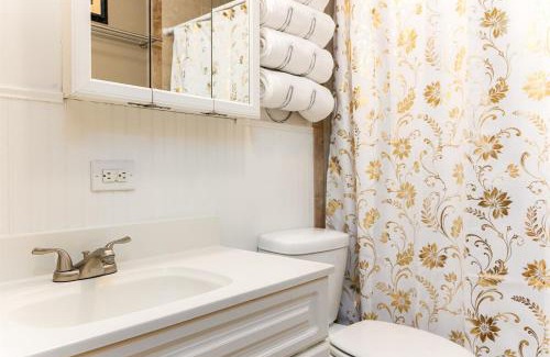 South Bend Casa | The Huddle & Hangout - 3 Bedroom House Close to ND