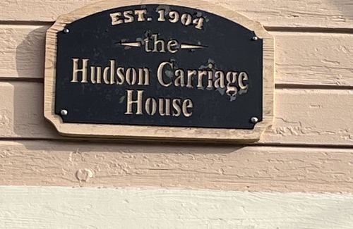 Eau Claire Casa | The Hudson Carriage Townhouse