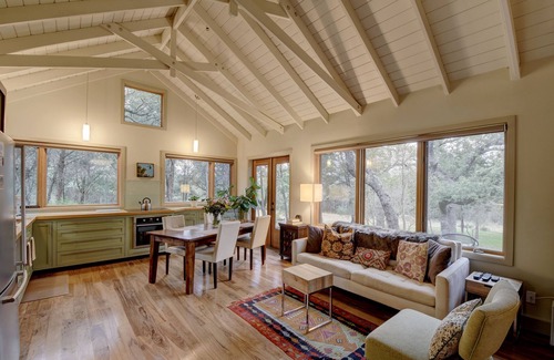 Long Branch Valley Cabaña | Una joya arquitectónica pacífica y romántica (Dripping Springs - Austin)
