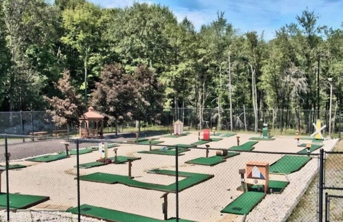 Pocono Summit Apartamento | The Hut House 3BR, 3BA, Game Room Massage Chair!