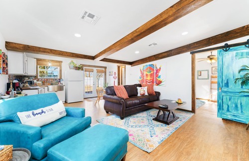 Heart of Lubbock Casa | The Hut - Lubbock, TX with an Island Flair!