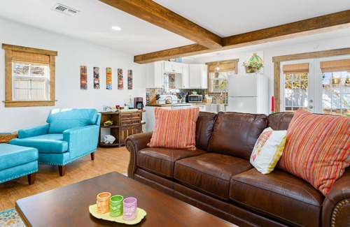 Heart of Lubbock Casa | The Hut - Lubbock, TX with an Island Flair!