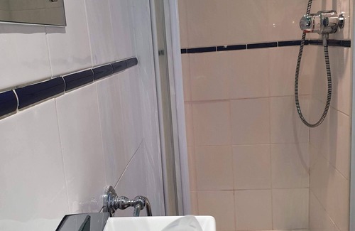 Holyhead Casa | The Hut Sea Front Inn