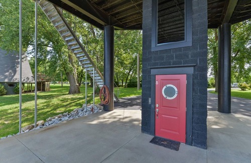Prospect Casa | The Iconic Captain's Nest on the Ohio River
