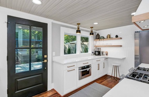Earlewood Casa | The Indigo - 2BR w/Hot Tub & Outdoor Space