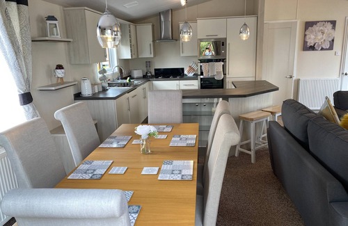 Tattershall Cabina | The Indulgence Lakeside Lodge is prime location with private fishing peg, sunken hot tub on Osprey