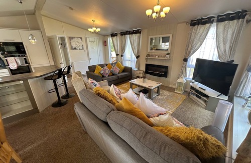 Tattershall Cabina | The Indulgence Lakeside Lodge is prime location with private fishing peg, sunken hot tub on Osprey