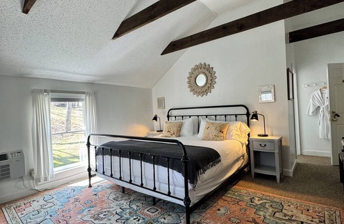 Warm Springs Hotel | The Inn at Gristmill Square