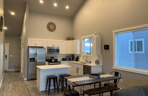 Moses Lake Casa | Vista de calle y agua "The Irons" en Legacy Golf Resort