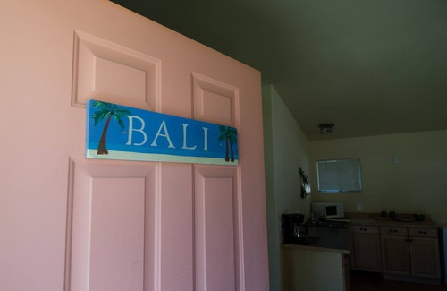 Woods Bay Hotel | The Islander Inn