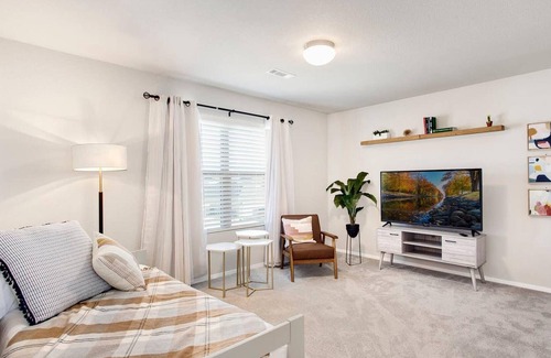 Fayetteville Casa | The Ivory - 1 mi to Razorback Greenway