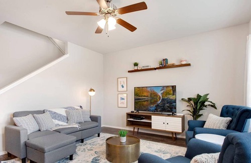 Fayetteville Casa | The Ivory - 1 mi to Razorback Greenway
