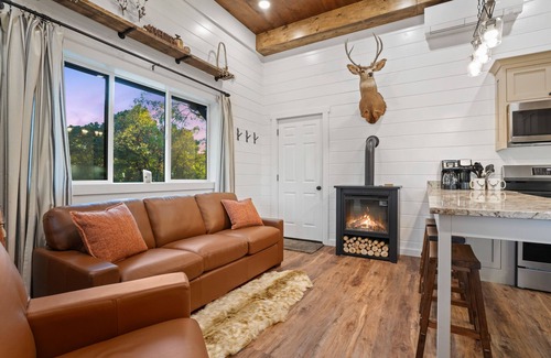Sugar Grove Cabina | The Ivory Buck-Cabaña-Baño Privado