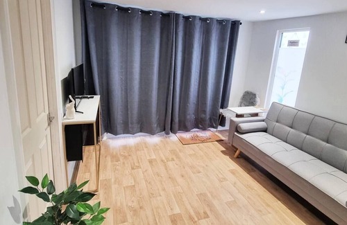 Seacroft Cabina | The Ivy guest house - near Roundhay Park