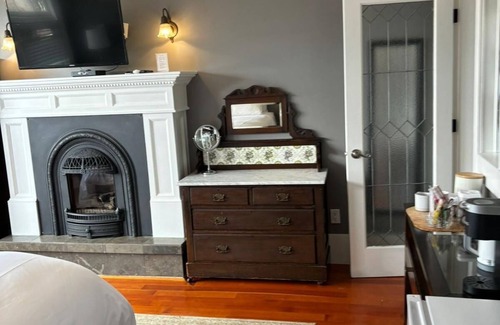 Grandview-Woodland Casa | The Ivy On Parker Guest House