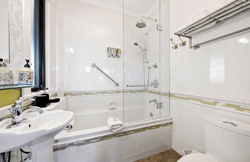 Grandview-Woodland Casa | The Ivy On Parker Guest House