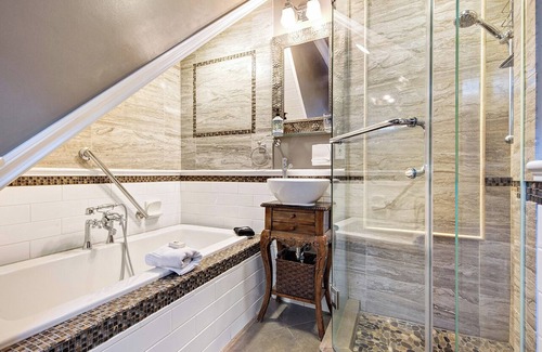 Grandview-Woodland Casa | The Ivy On Parker Guest House