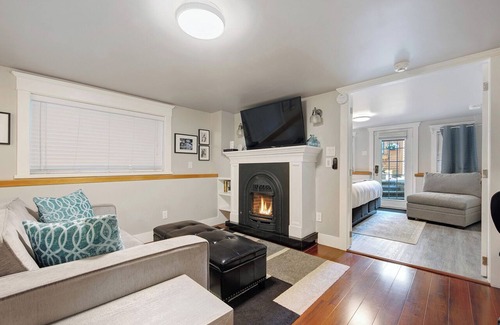 Grandview-Woodland Casa | The Ivy On Parker Guest House