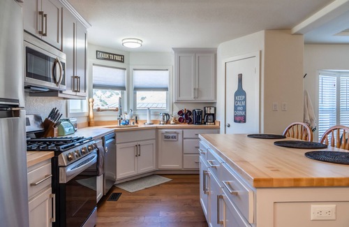 Bradley Casa | The J's Nest Cottage - Quiet Country Cottage with Mountain Views!