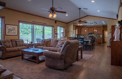 Bradley Casa | The J's Nest Deluxe - Beautiful Hilltop Home with Charming Cottage!