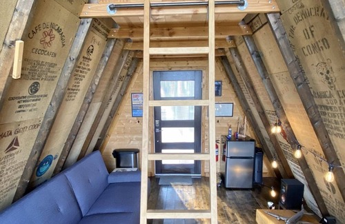 Oatmeal Cabina | The jAy frAme A Texas hill country treasure