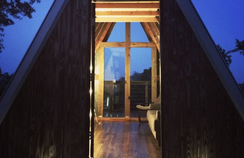 Oatmeal Cabina | The jAy frAme A Texas hill country treasure