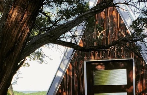 Oatmeal Cabina | The jAy frAme A Texas hill country treasure